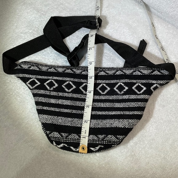 Forever 21 Black and White Belt Bag Fanny Pack - Picture 16 of 16